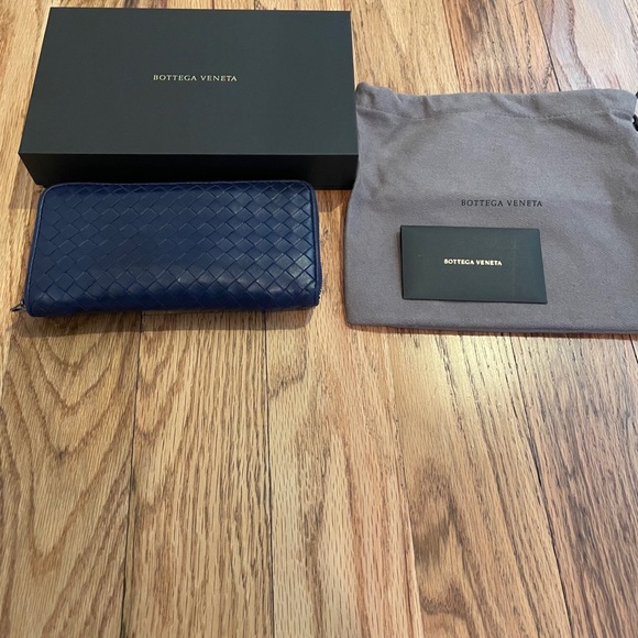 Bottega Veneta Zip-Around Wallet - Picture 6 of 7